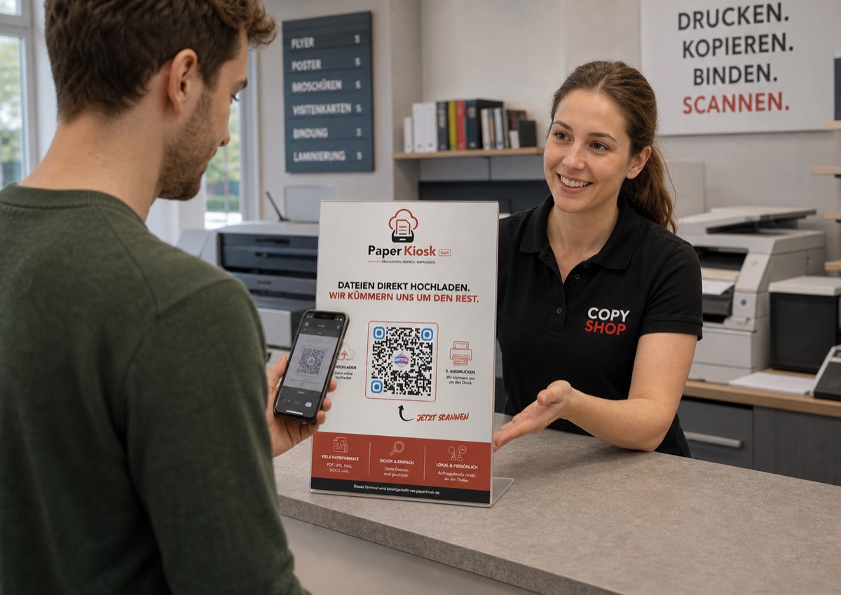 Kunde scannt den PaperKiosk-QR-Code an der Theke eines Copyshops, eine Mitarbeiterin hilft dabei